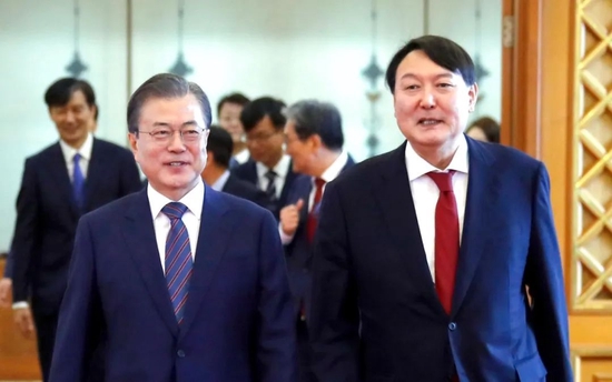 文在寅（左）任总统时与尹锡悦图：资料