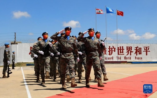 在黎巴嫩南部辛尼亚村的中国维和部队营区，中国维和部队官兵在受勋后通过观礼台（2022年7月1日摄）。新华社记者 刘宗亚 摄