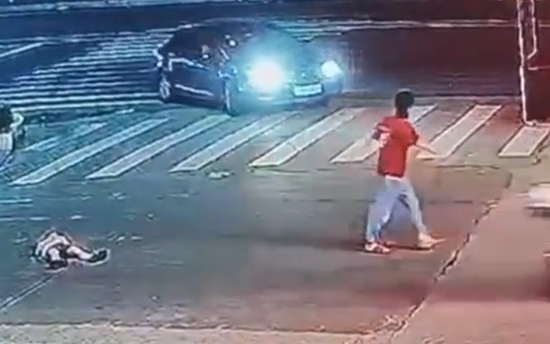 家長離開,有車駛來