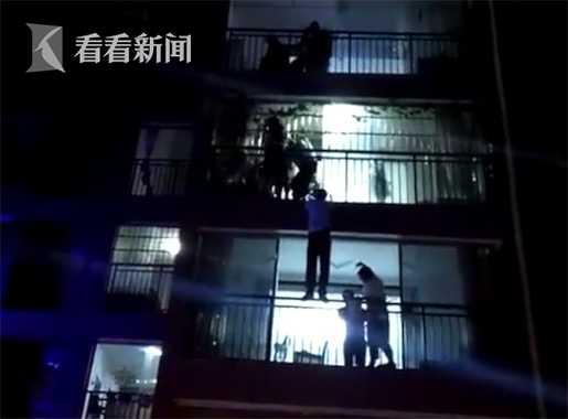 女子与家人争执从5楼跳下 被4楼邻居一把抓住(图)