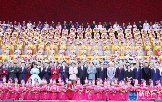 ↑9月29日,庆祝中华人民共和国成立70周年大型文艺晚会《奋斗吧 中华儿女》在北京人民大会堂举行。习近平、李克强、栗战书、汪洋、王沪宁、赵乐际、韩正、王岐山等党和国家领导人同4000多名观众一起观看演出。演出结束后,习近平等走上舞台同演职人员合影留念。新华社记者 王晔 摄