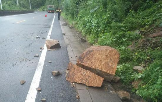 留神!北京昌平部分山区道路雨后出现落石 正清理中