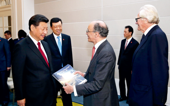·2015年10月22日,刘晓明大使(右四)陪同习近平主席会见英国友人。