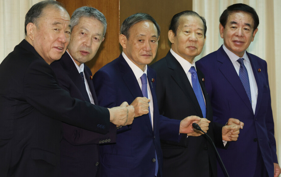 从左至右分别为山口泰明、佐藤勉、菅义伟、二阶俊博和下村博文(时事通信社)