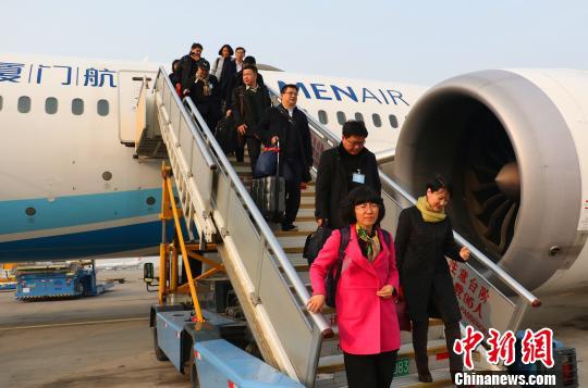 十三届全国人大二次会议浙江代表团抵达北京 汪恩民 摄