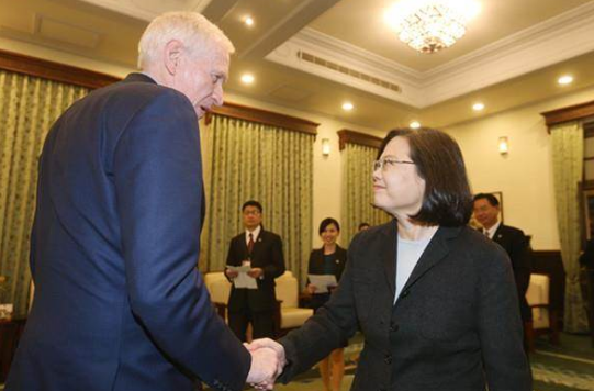 蔡英文此前接见“美国在台协会”(AIT)主席莫健(中时电子报)