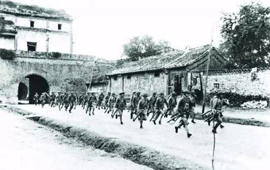 1937年7月8日，宛平城内的中国守军奔赴战场