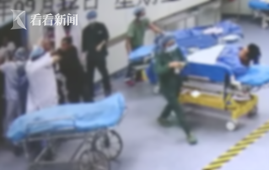 老人遇车祸身亡 家属不服堵住手术室群殴医生