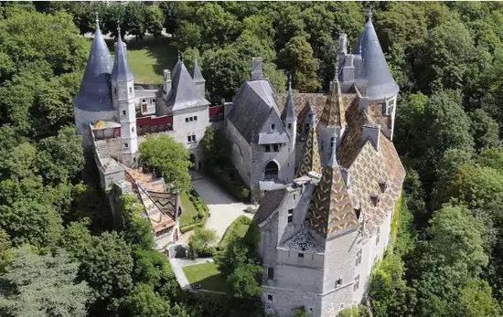 ▲法国宪兵队共缴获价值400万欧元的财产，包括城堡、劳斯莱斯幻影豪车以及3幅达利名画  图据《每日电讯报》