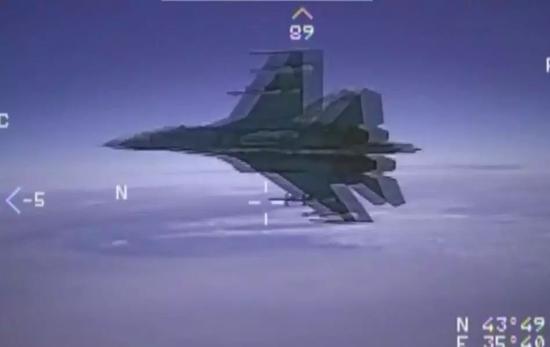 ▲資料圖片:美軍偵察機拍攝的俄軍蘇-27戰機高速飛掠瞬間