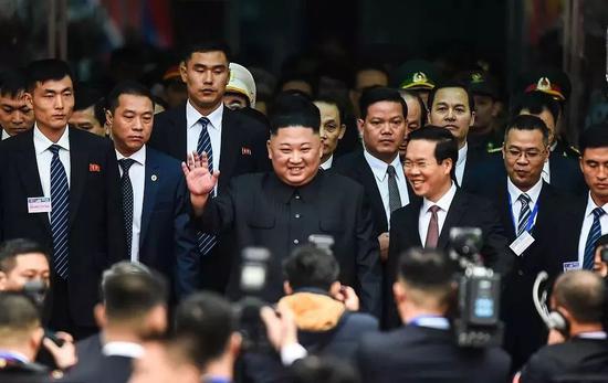 △当地时间2019年2月26日,朝鲜最高领导人金正恩乘坐的列车抵达越南边境火车站。