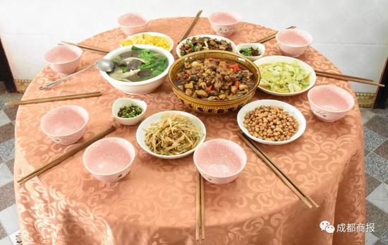 大山深处送外卖 送餐老板年入40万