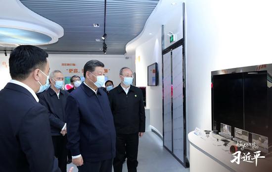 2021年3月22日至25日,习近平总书记在福建考察。这是24日下午,总书记在福州福建福光股份有限公司考察。