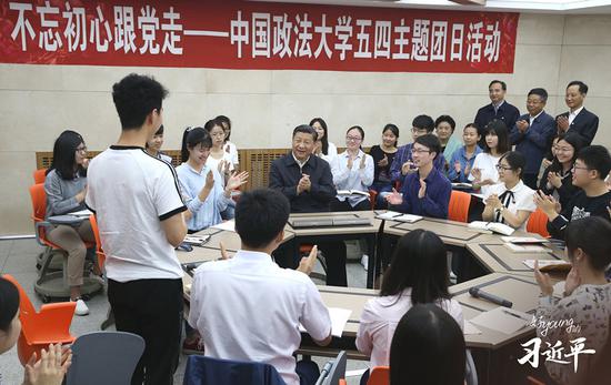 2017年5月3日,习近平总书记来到中国政法大学考察。这是总书记在学生活动中心参加民商经济法学院本科二年级2班团支部开展的“不忘初心跟党走”主题团日活动。