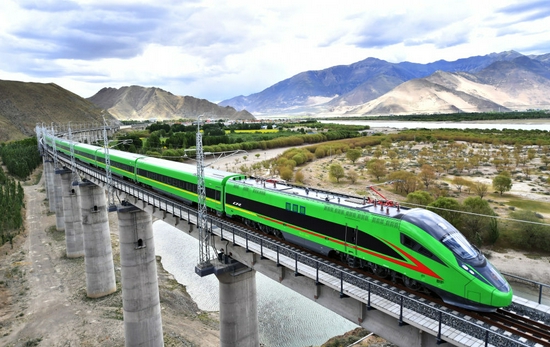 这是试运行的复兴号列车行驶在西藏山南市境内（6月16日摄）。6月25日，全长435公里、设计时速160公里的拉林铁路建成通车，西藏首条电气化铁路建成，同时复兴号实现对31个省区市全覆盖。新华社记者 觉果 摄