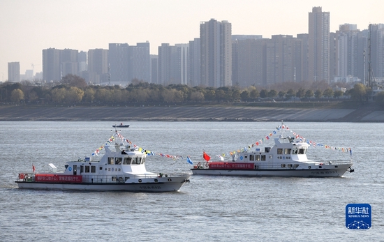 渔政执法船队从长江武汉段江面驶过(2020年12月31日摄)。长江流域重点水域于2021年1月1日0时起正式进入“十年禁渔期”。新华社记者 程敏 摄