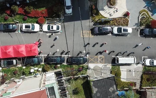 浦东新区东一居民区，市民在排队进行核酸检测。（新华社记者 丁汀摄）