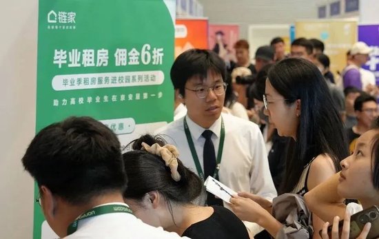 學生向中介諮詢租房 圖源:人民網