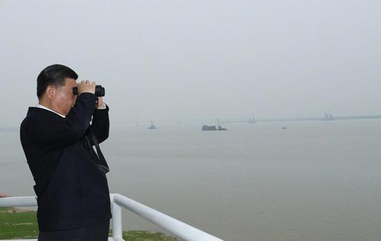 2018年4月,习近平考察长江(来源:新华网)