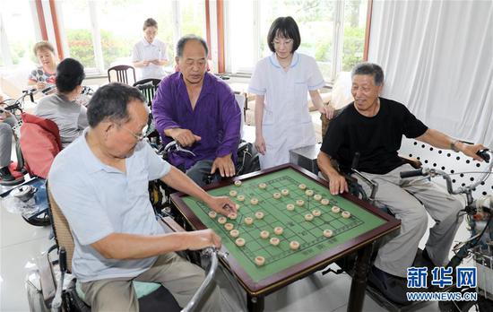 唐山市截瘫疗养院的住院者在下棋(7月25日摄)。 新华社记者 赵鸿宇 摄