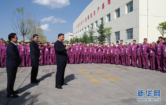 6月7日至9日,中共中央总书记、国家主席、中央军委主席习近平在青海考察。这是7日下午,习近平在青海圣源地毯集团有限公司考察时,同企业员工亲切交流。新华社记者 李学仁 摄