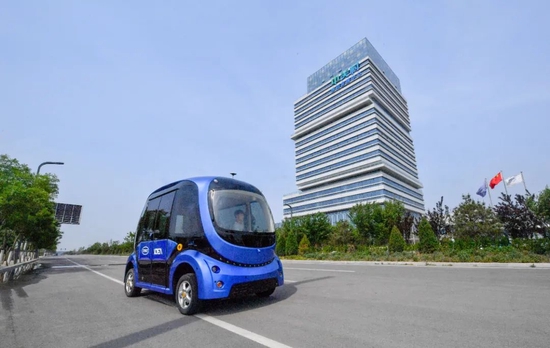 一辆无人驾驶汽车在京津中关村科技城内部道路进行道路测试（2021年5月19日摄）。新华社记者 孙凡越 摄