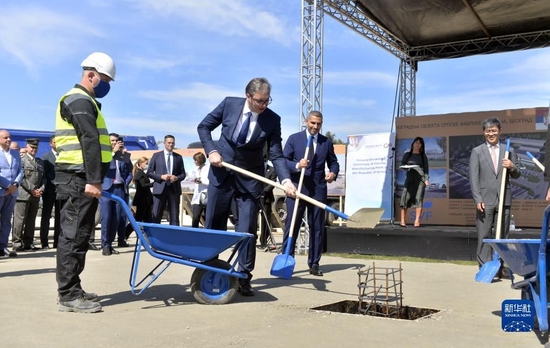 在塞尔维亚首都贝尔格莱德，塞尔维亚总统武契奇（中）为欧洲地区首家中国疫苗工厂奠基（2021年9月9日摄）。新华社发（普雷德拉格·米洛萨夫列维奇摄）
