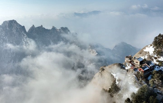  2023年2月9日，云雾中的华山南天门（无人机照片）。新华社发（林夕摄）