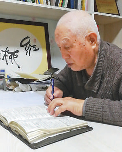 刘铭庭伏案工作。刘渠华摄(影像中国)