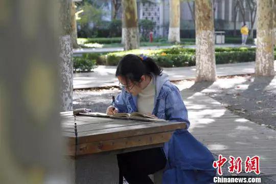 大学女生1年读600多本书 网友称用处不大被反驳