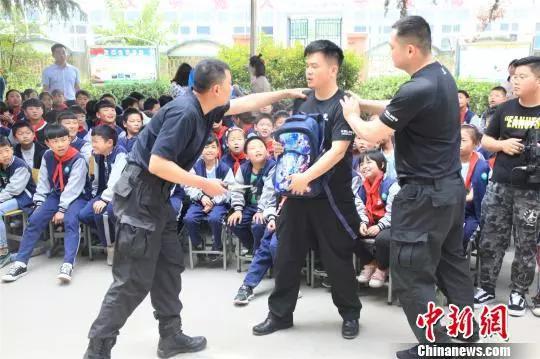资料图:郑州特警演绎防身技能。 刘涛 摄