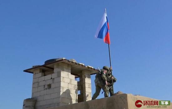 俄军火速接管美军遗弃叙利亚基地 升起俄罗斯国旗