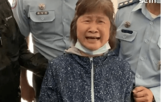 朱冠甍的母亲在殡仪馆痛斥台湾当局 图 | 台媒截屏