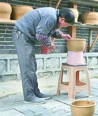 花茂村村民母先才在制作土陶。光明日报见习记者 黄小异摄/光明图片