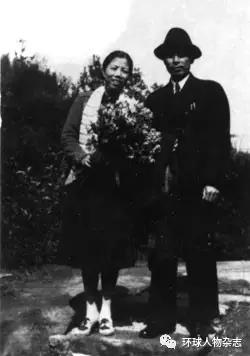 1940年8月8日,周恩来和邓颖超结婚15周年合影。
