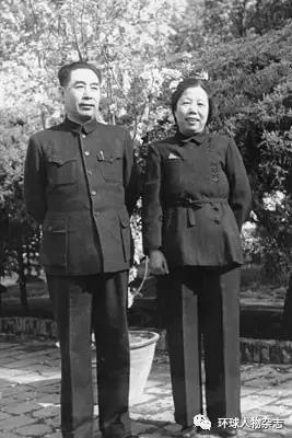 上世纪50年代初,邓颖超同周恩来在中南海西花厅。