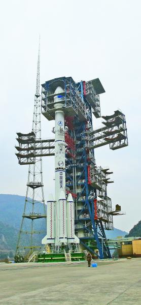长征三号乙运载火箭矗立在发射塔架上。史啸摄/光明图片