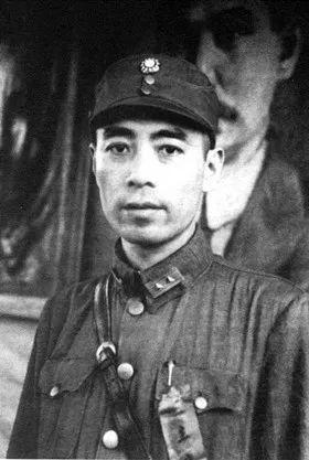 1938年2月21日,武汉各界举办“庆祝空捷追悼国殇”大会。周恩来前往致祭,纪念在三天前武汉空战中捐躯的中国飞行员。