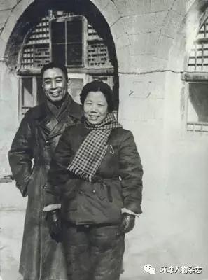 1947年春,邓颖超同周恩来在延安窑洞前。
