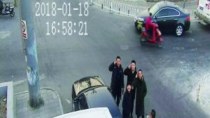 抓贼后,民警向摄像头敬礼致敬在监控器另一端的战友。