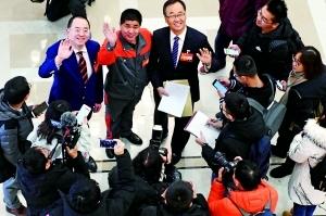 昨天上午,市人大代表陆续来到人代会驻地北京会议中心报到。首席摄影记者 吴宁/摄