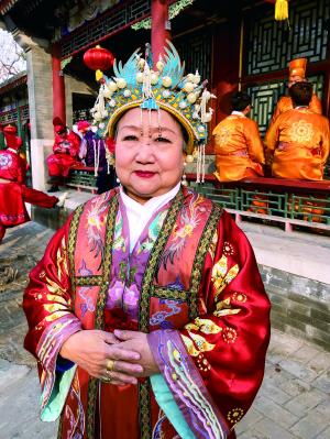 中国新闻网:铁打的老太君:72岁老戏骨庙会连续10年扮“贾母”