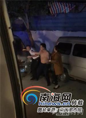 吴先生（穿白色工作服）被患者丈夫（赤膊者）拳打脚踢。（视频截图）