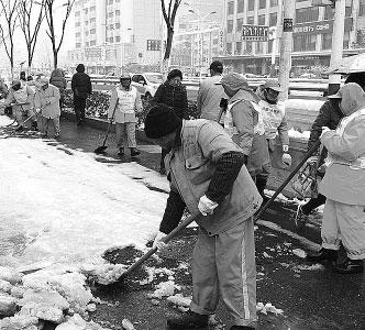 合肥市环卫工人正在清扫路面积雪。光明日报见习记者 李睿宸摄/光明图片