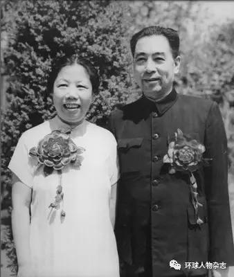 1950年8月8日,周恩来与邓颖超结婚25周年纪念照。