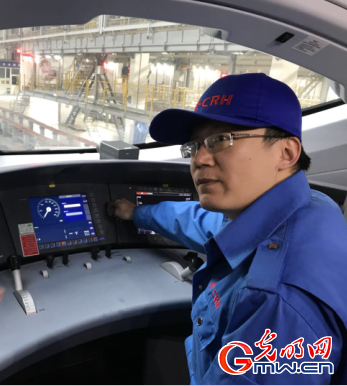 王志强在检测动车车载设备。光明网记者袁晴摄