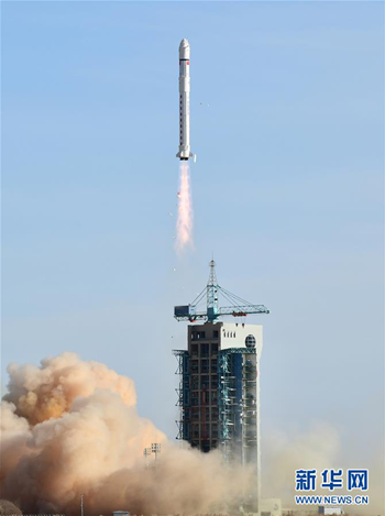 2018年2月2日15时51分,我国在酒泉卫星发射中心用长征二号丁运载火箭成功将电磁监测试验卫星“张衡一号”发射升空,进入预定轨道。(图片来源:新华社)