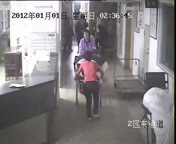 ▲手术后,将产妇大年夜产房送回病房。监控截图