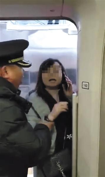 昨日,高铁合肥站,一名女子为“等老公”上车阻挠高铁关门,工作人员多次劝阻无效。网络截图