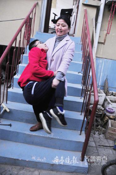 决不放弃儿子,妈妈背他上下学